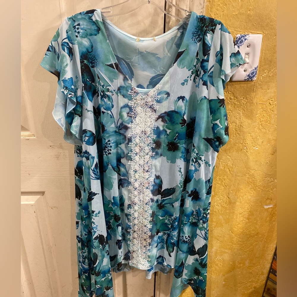 🌸One World Beautiful too size XL